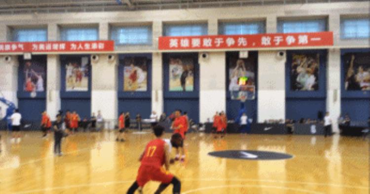 欧文单挑中国青年队「差距在哪儿欧文与国青队员进行1v1单挑训练」