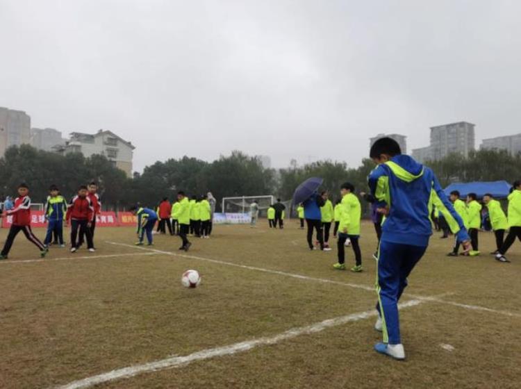 浙江足球小将「新闻一双足球鞋项目捐赠足球装备助力绍兴足球小将足球梦」