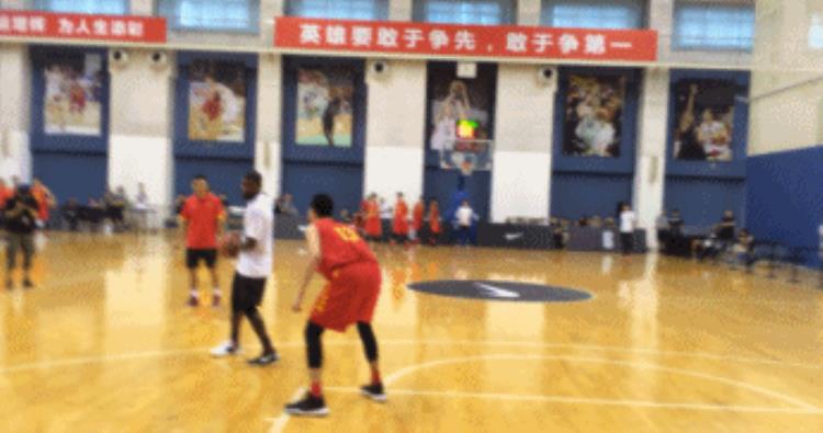欧文单挑中国青年队「差距在哪儿欧文与国青队员进行1v1单挑训练」