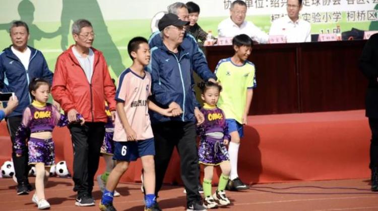 浙江足球小将「新闻一双足球鞋项目捐赠足球装备助力绍兴足球小将足球梦」