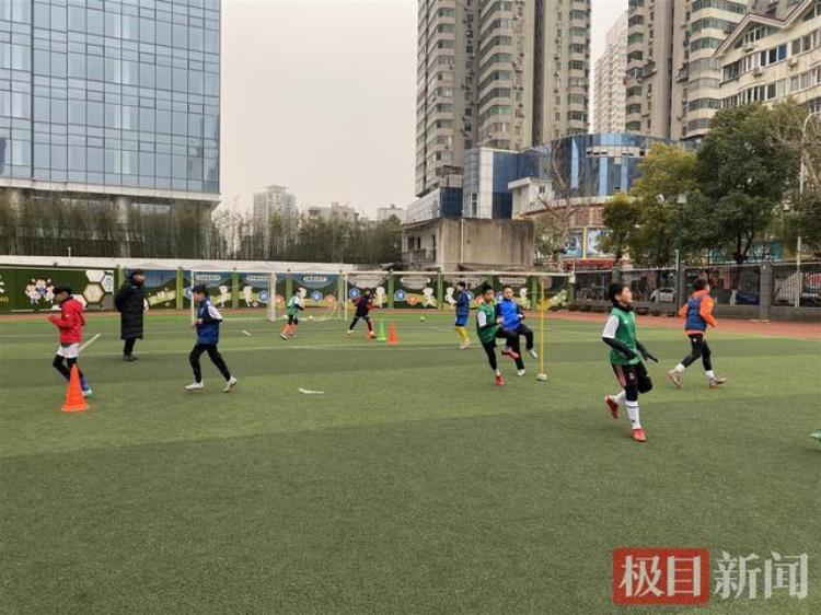 中国女足夺冠武汉这群校园足球小将忙训练