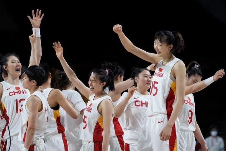 女篮庆祝胜利「女篮胜利的这一刻久违的作为强队球迷的骄傲和幸福」
