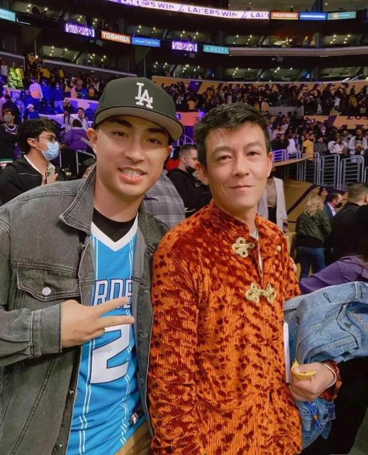 NBA赛场边偶遇陈冠希41岁头发已经花白