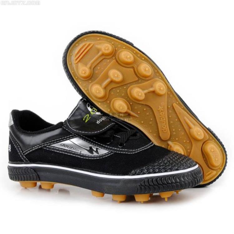 小时候的足球鞋叫什么「小时候的足球世界八小时候的足球鞋」