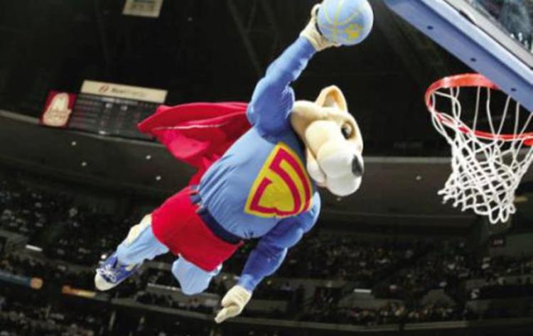 火箭吉祥物打湖人球迷「NBA吉祥物那些事火箭熊挑衅对手抢观众食物简直无恶不作」