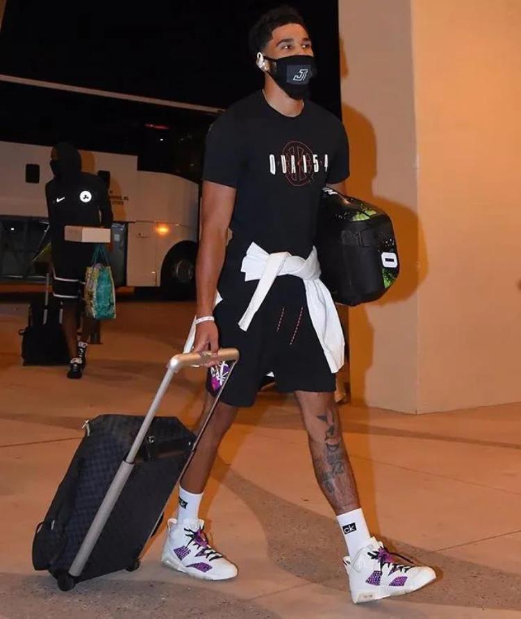 nba早期穿匡威「NBA球员上脚亚历山大签约匡威浓眉哥的T恤很有意义」