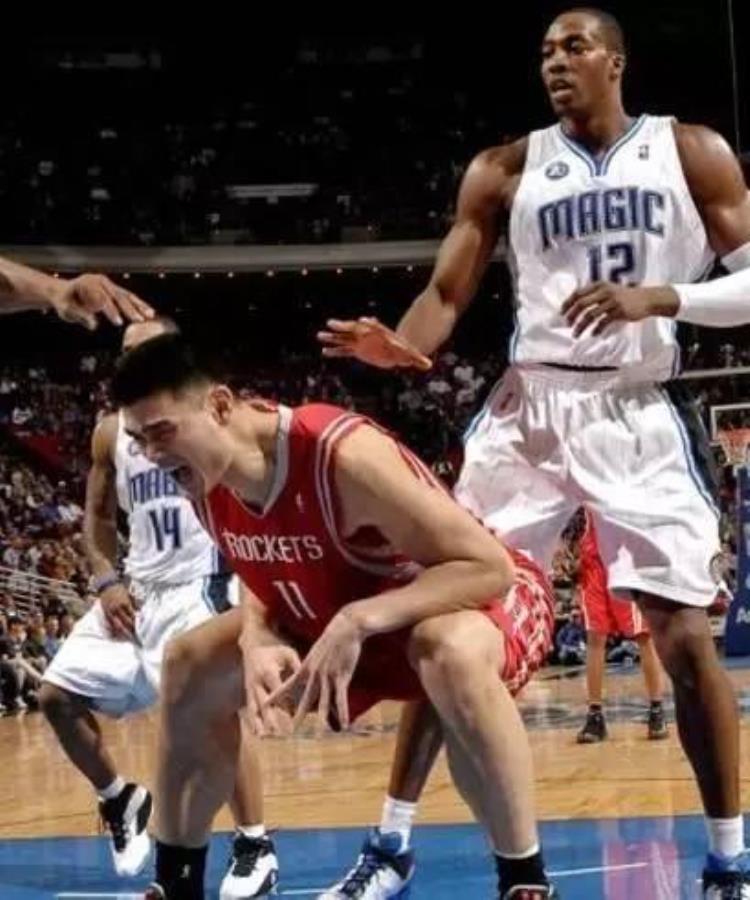 姚明赤膊「NBA球星最不想看到的照片姚明腋下被舔科乔丹表情亮了」