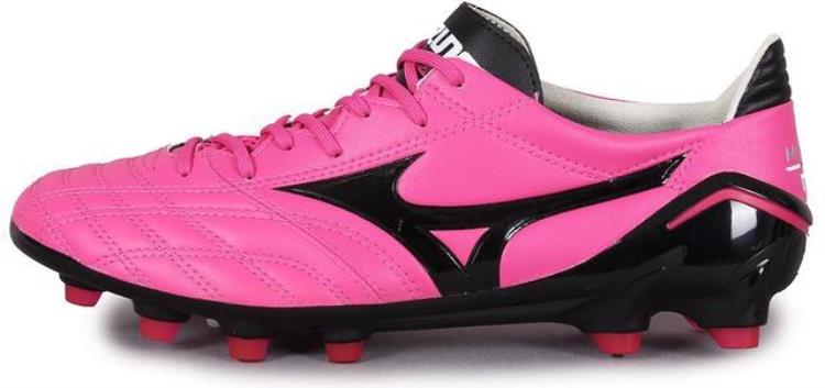 粉色足球服是哪个队的「关爱女生足球装备也不能例外盘点那些粉色的足球鞋」