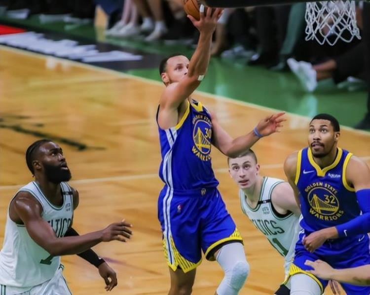 nba勇士总冠军颁奖典礼「NBA勇士夺冠后能得到多少奖金明细数额出炉球迷太羡慕了」