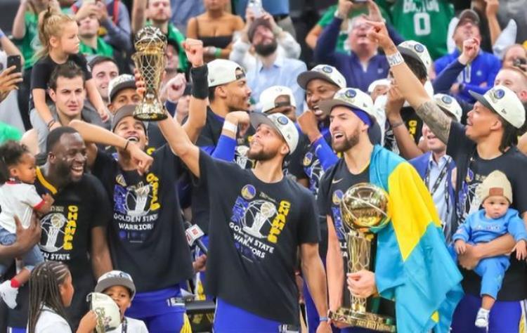 nba勇士总冠军颁奖典礼「NBA勇士夺冠后能得到多少奖金明细数额出炉球迷太羡慕了」