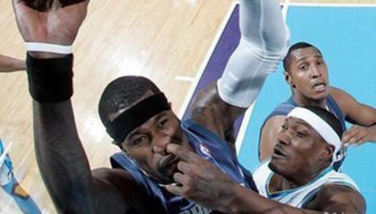 姚明赤膊「NBA球星最不想看到的照片姚明腋下被舔科乔丹表情亮了」