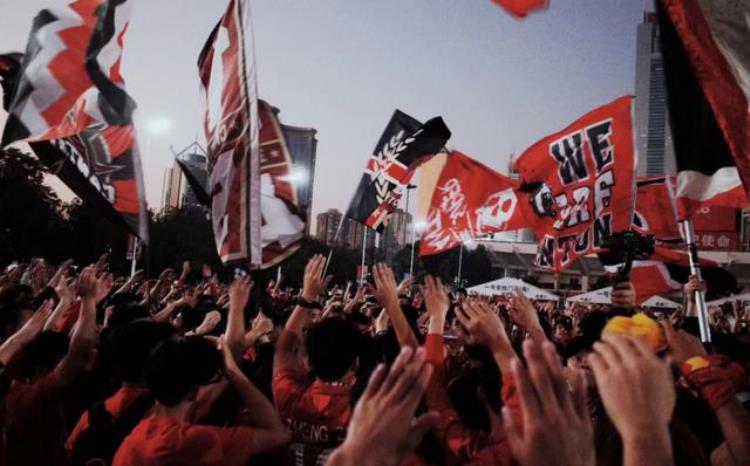 上海足球队中超比赛时间表「太燃了中超揭幕战有近三万球迷入场上海球队的比赛也要来了」