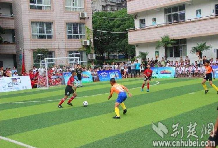 2016年武汉市校园足球精英赛鸣哨开踢足球小将尽显风采
