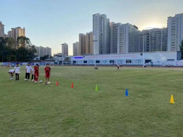 新世纪小学 集团「勇夺三连冠市直属校园足球联赛市新世纪学校这些女球员真棒」