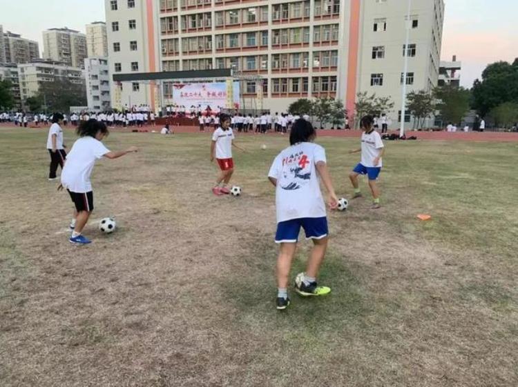 新世纪小学 集团「勇夺三连冠市直属校园足球联赛市新世纪学校这些女球员真棒」