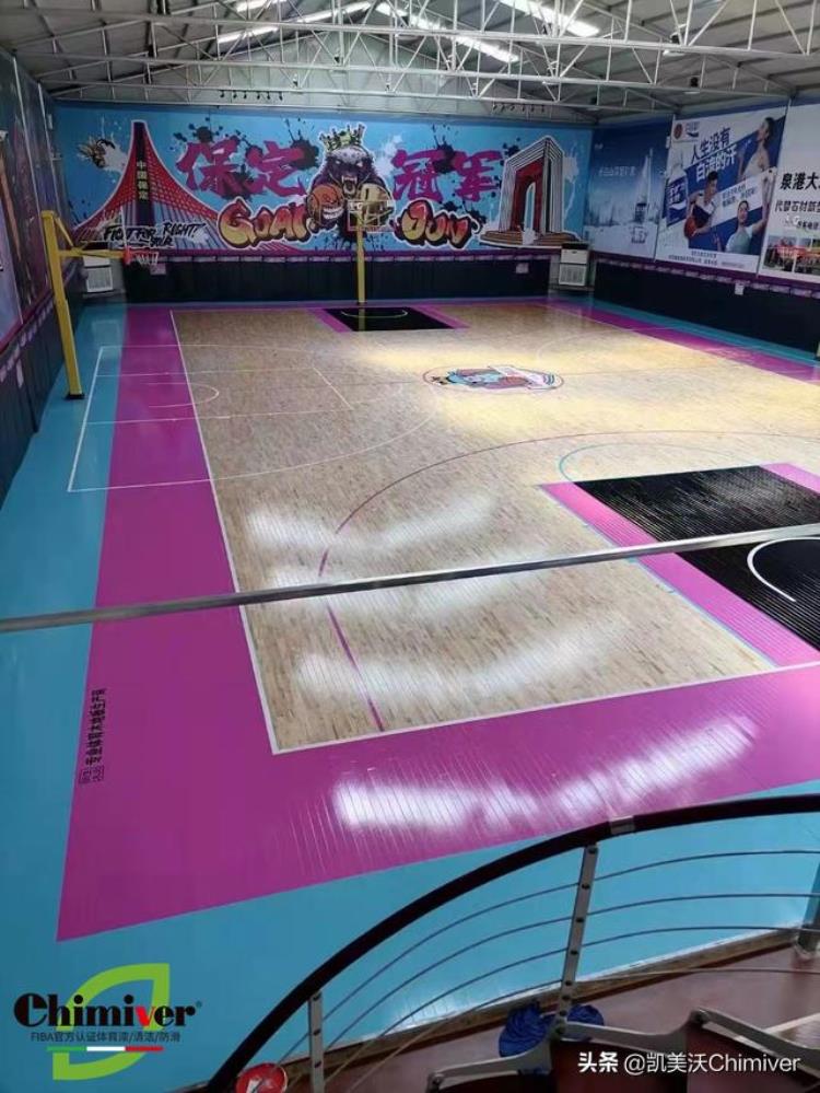 篮球场地板漆多少钱一平米「河北保定冠军篮球场运动地板彩漆logo制作凯美沃篮球场油漆应用」