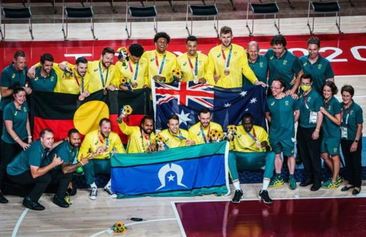 东京奥运会男篮颁奖仪式澳大利亚打出3面旗帜分别代表什么