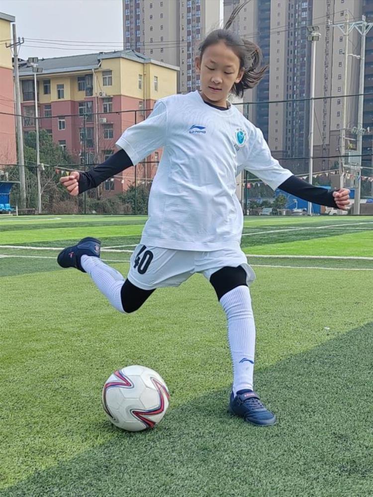 武汉光谷9岁女孩踢进市队和球迷爸爸年轻时一样踢边锋