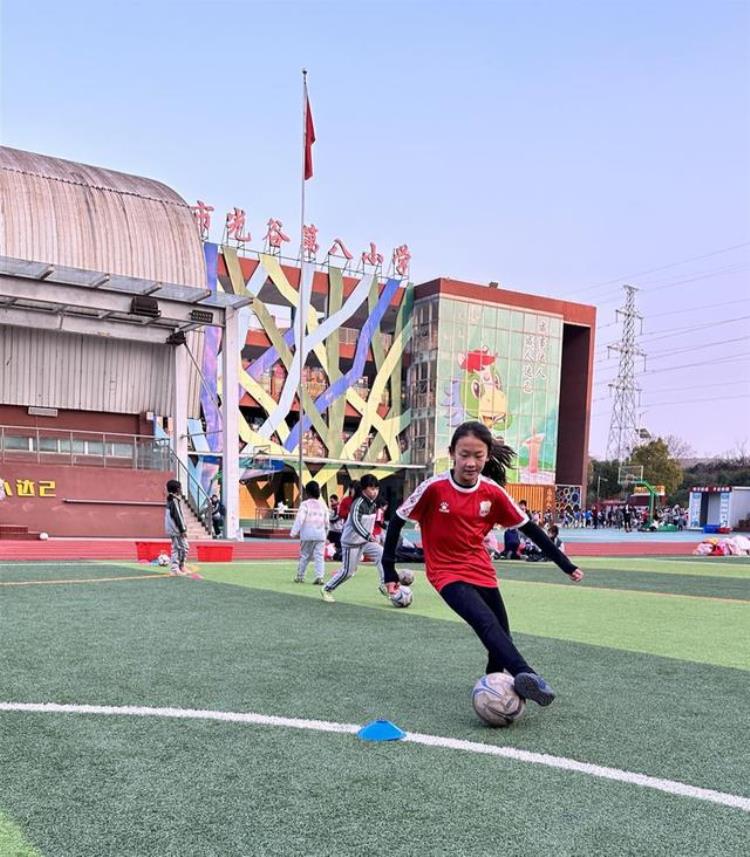 武汉小女孩踢妈妈「武汉光谷9岁女孩踢进市队和球迷爸爸年轻时一样踢边锋」