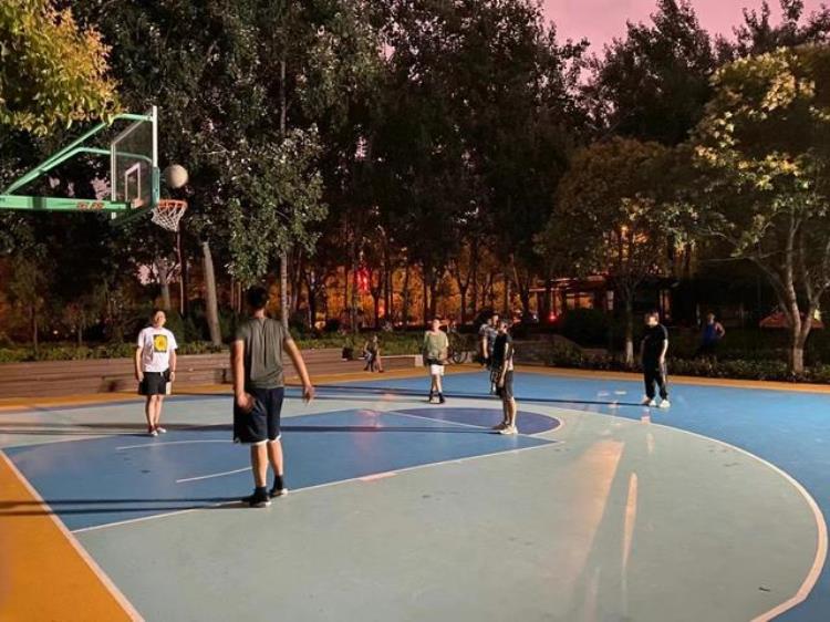 西安免费的室内篮球场「玩转西安|西安七个免费的室外篮球场分享」