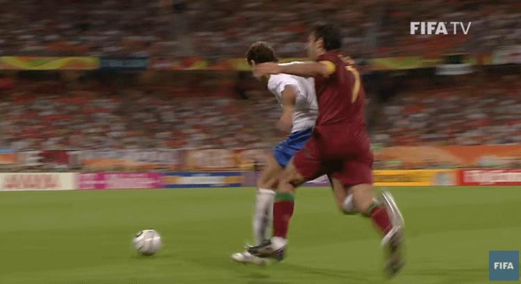 葡萄牙 荷兰 世界杯「世界杯史上最疯狂的比赛荷兰葡萄牙上演全武行C罗被踢哭退场」