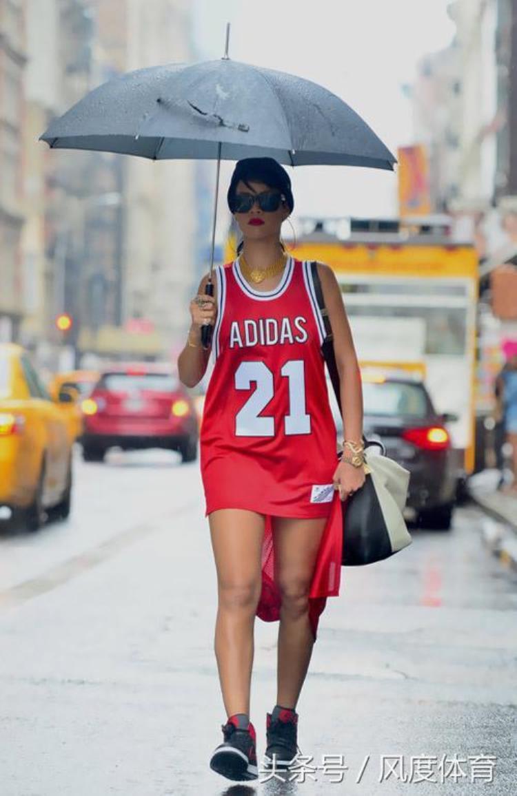 女球迷穿搭「夏天要看球赛了女观众时尚也得了解一下」