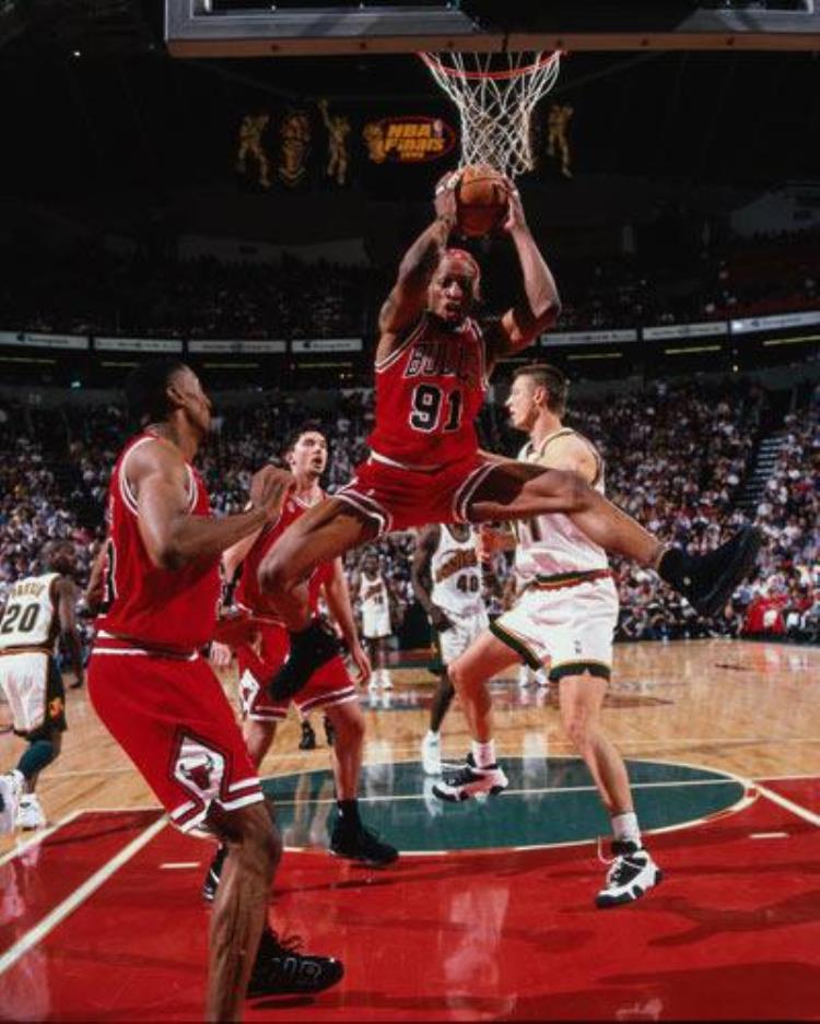 90年代NBA有多强硬马龙肘击致人缝40针奥胖背打放现在是犯规