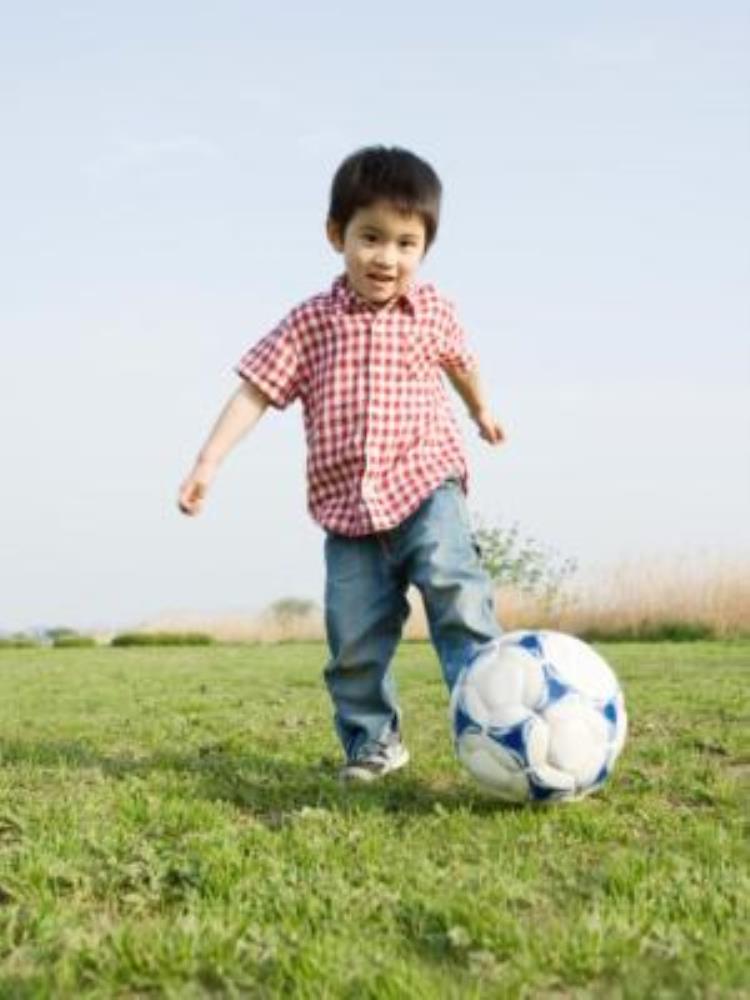 排球的英语「带孩子玩球时的20句英文拍球运球扔球传球接球躲球」
