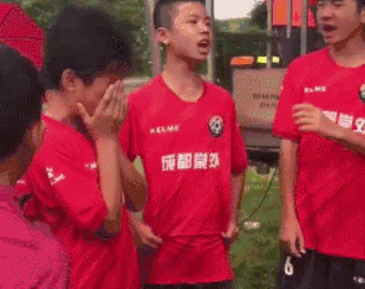 中国少年足球梦「燃中国足球少年海外夺冠热泪盈眶高唱国歌」