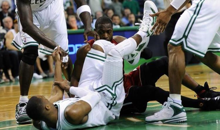 纳什受伤「NBA巨星王者归来时刻纳什流血不止艾弗森吞血救主」