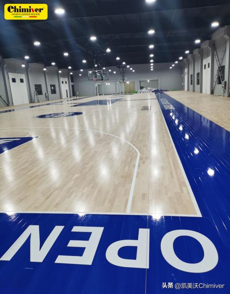 NBA雷霆队篮球馆地板配色创新应用,昆山思凯林篮球场地板油漆翻新