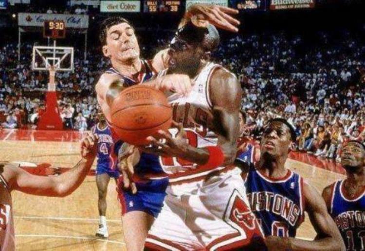 马龙肘击过谁「90年代NBA有多强硬马龙肘击致人缝40针奥胖背打放现在是犯规」