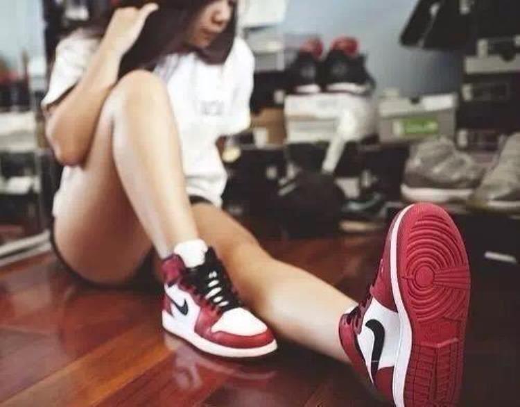 篮球鞋让女生穿出另一种魅力「篮球鞋让女生穿出另一种魅力」