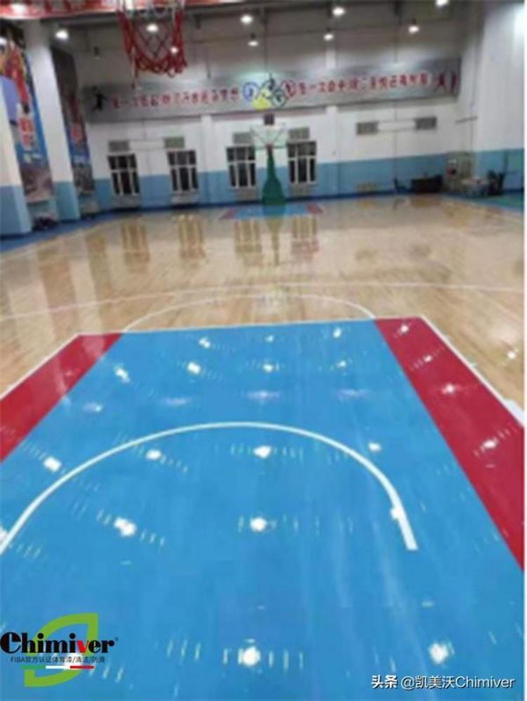 体育馆篮球场地面材料「体育馆篮球木地板打磨翻新彩绘logo刷漆哈尔滨93015部队体育馆」