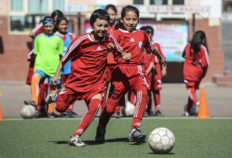 新疆足球少年的冠军之路