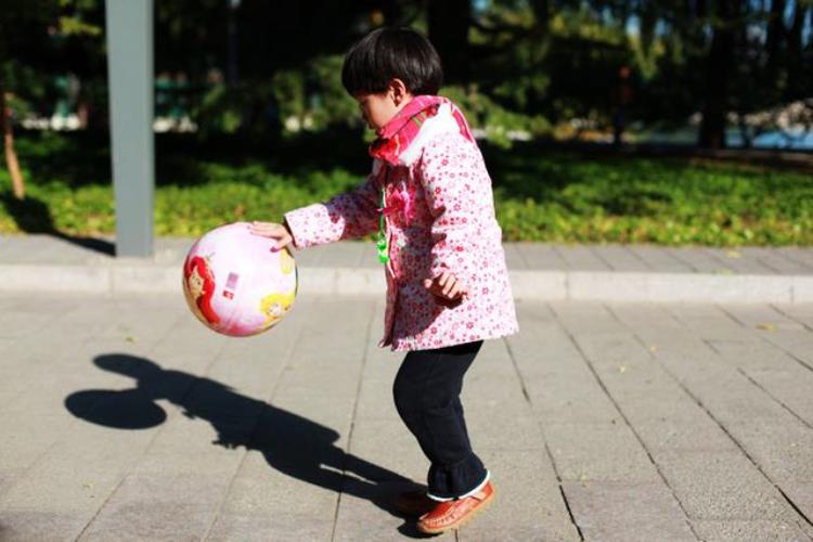 带孩子玩球时的20句英文拍球运球扔球传球接球躲球