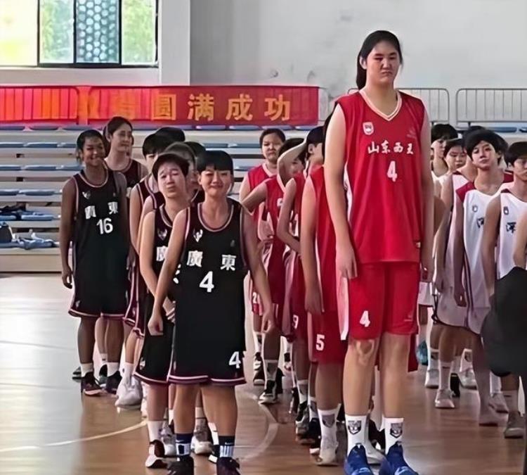 2米26身高追平姚明,14岁女孩独霸篮下「15岁2米26身高持平姚明三场轰下80分她能进中国女篮吗」