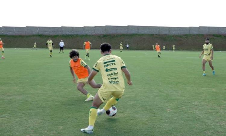 肖俊bboy「全球连线|奔跑在巴西绿茵场上的中国身影访中国球员肖俊龙」