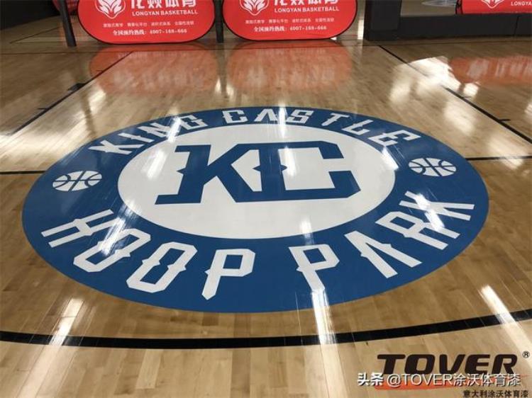 上海闵行KC篮球公园透木纹运动地板涂沃体育彩漆LOGO防滑漆施工