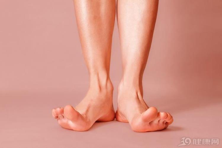 通过鞋子的磨损程度判断什么腿型「身体好不好看鞋子磨损位置就知道2种情况暗示腿型不正常」