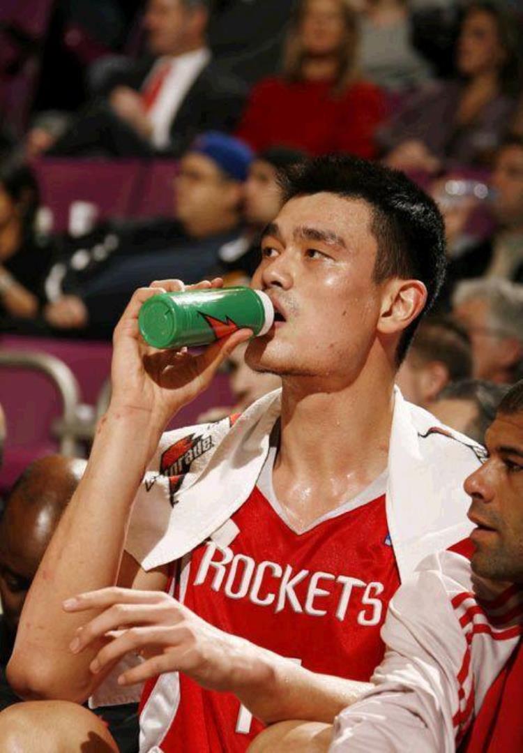 nba球员喝水的水杯品牌「NBA球员比赛时必须喝这种饮料难喝也得喝大牌球星才有选择余地」
