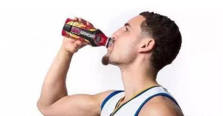 nba球员喝水的水杯品牌「NBA球员比赛时必须喝这种饮料难喝也得喝大牌球星才有选择余地」