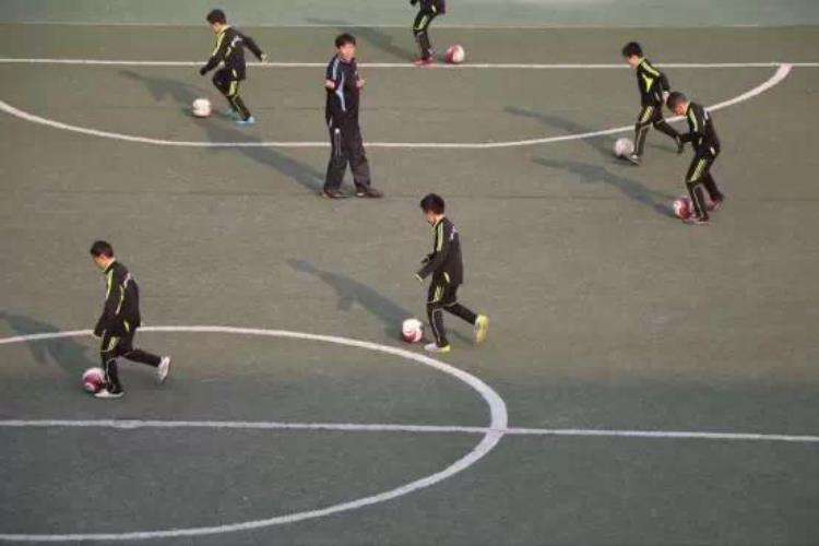 成都足球外教「十位埋头培养中国梅西的成都少儿足球教练」