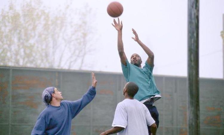 梦到自己在打篮球「如果你梦见自己在打篮球在生活里投入精力会有好收获」