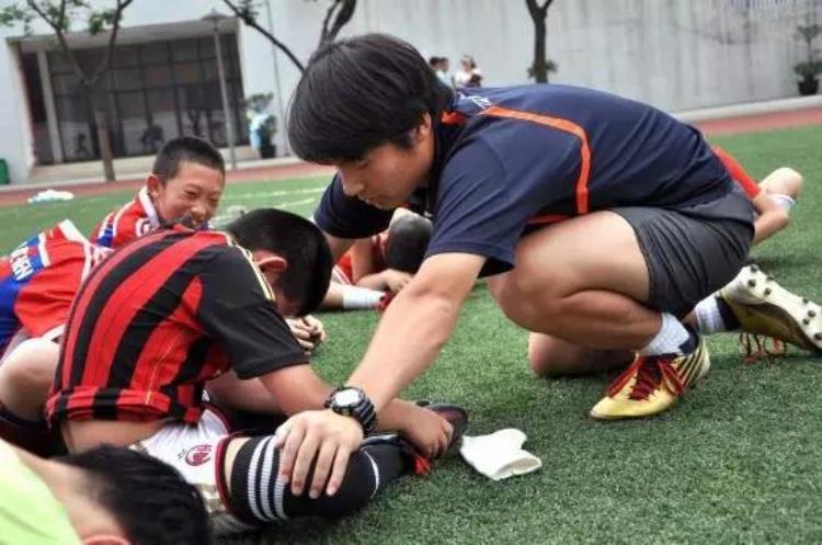 成都足球外教「十位埋头培养中国梅西的成都少儿足球教练」