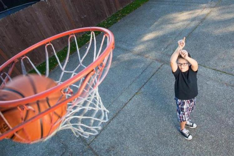 运动育儿儿童体适能之球类运动篮球一
