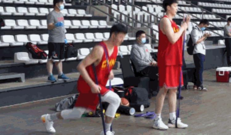 决战在即中国男篮赛前训练胡明轩认真杜锋关注赵睿周琦