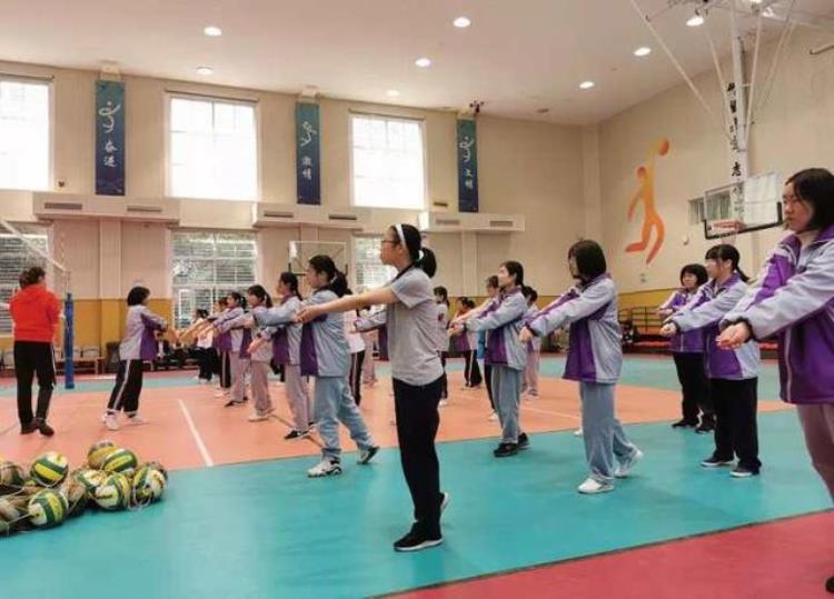 中国年轻人奋发向上丨身高近1米8的体育老师上课要仰视后排同学