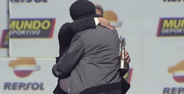 小罗在巴萨获得的荣誉「43岁小罗加冕传奇奖巴萨主席颁奖温馨拥抱官方祝贺」