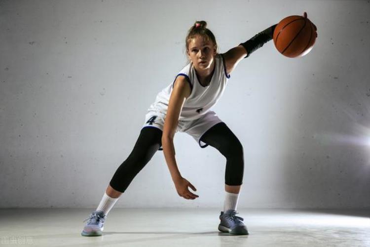 打篮球的姿势是什么样的「壹邦小知识打篮球有哪些好处打篮球的正确姿势是什么」
